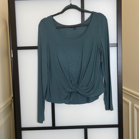 Fancy but casual too with knot in the front - Picture 1 of 2